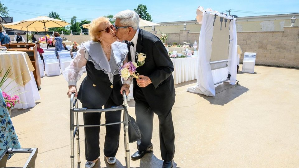 Former Hewlett residents Phillip and Margaret Falzone kiss