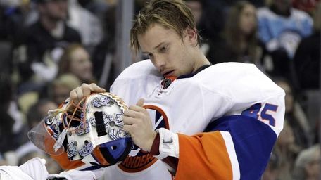 New York Islanders goalie Anders Nilsson adjusts his