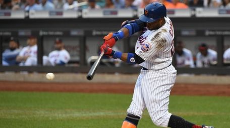 New York Mets left fielder Robinson Cano singles