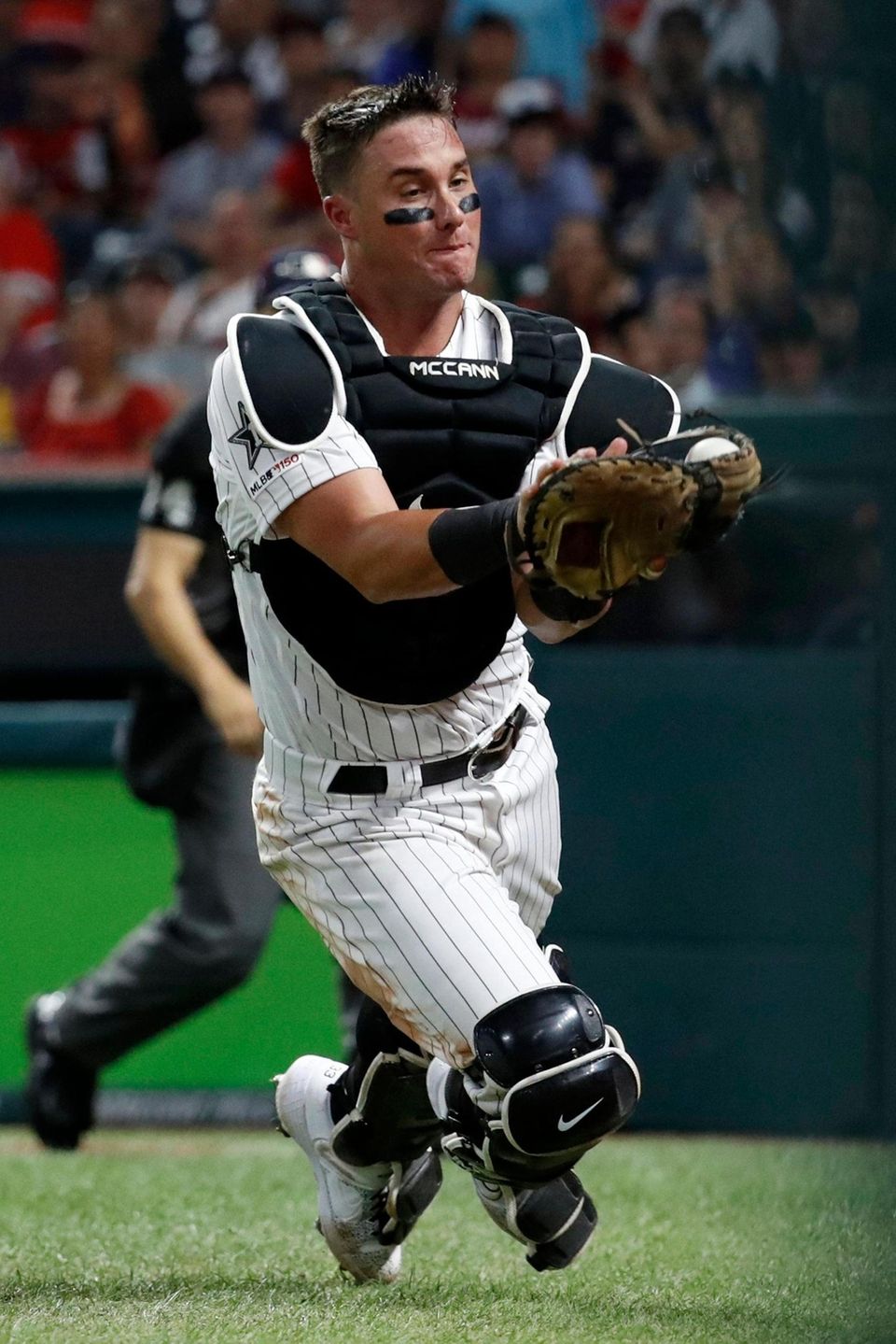 James McCann of the White Sox catches pop