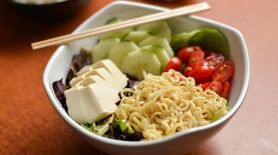 Tofu salad with vegan ramen noodles, silky tofu,