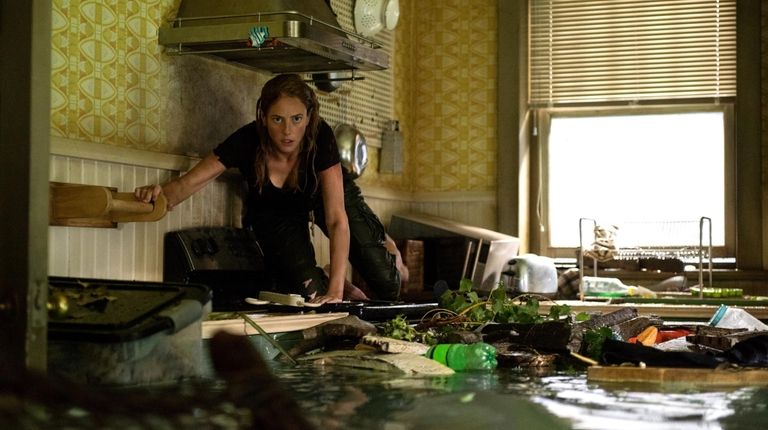 Kaya Scodelario stars in "Crawl."