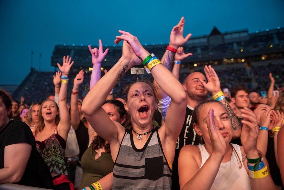 Fans enjoying show from pit. Third Eye Blind