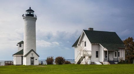 Cape Vincent Lighthouse beckons to boaters in upstate