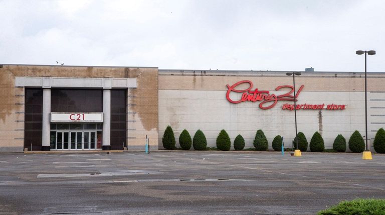 Retail Roundup: Century 21 moving on up to Roosevelt Field | Newsday