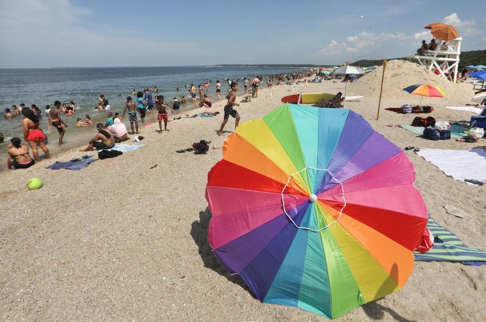 Hundreds of beachgoers came to Sunken Meadow State