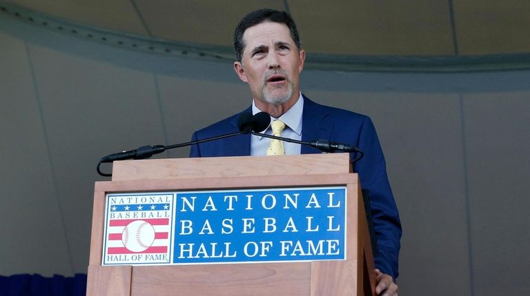 Mike Mussina gives his speech during the Baseball