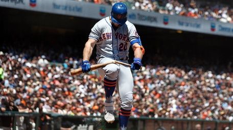 Pete Alonso breaks his bat over his knee