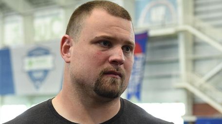 Giants offensive guard Kevin Zeitler talks to the