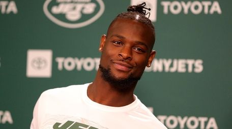 Jets running back Le'Veon Bell speaks to the