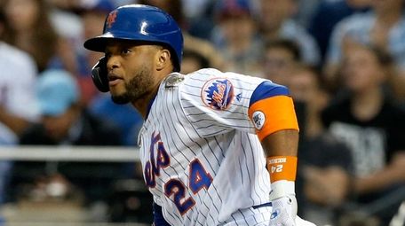 Mets second baseman Robinson Cano singles during the