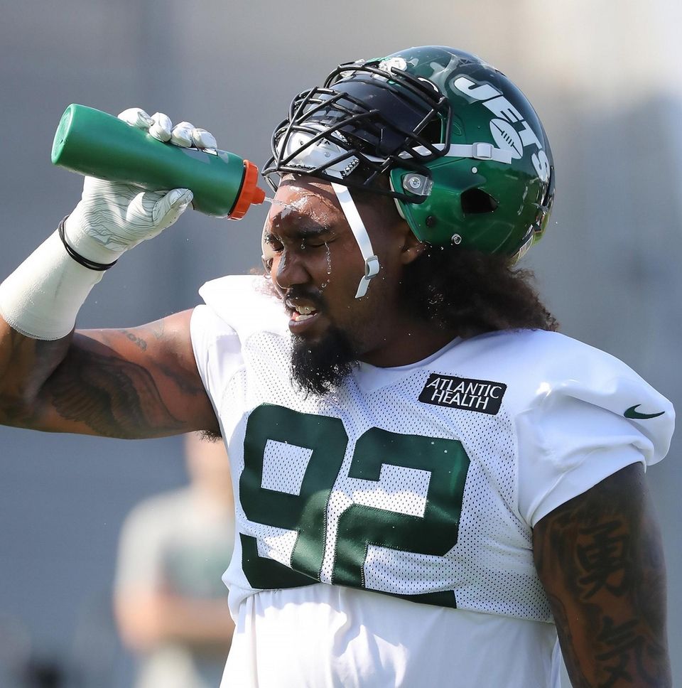 NY Jets defensive lineman Leonard Williams (92) cools