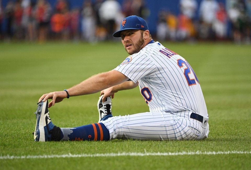 New York Mets first baseman Pete Alonso stretches