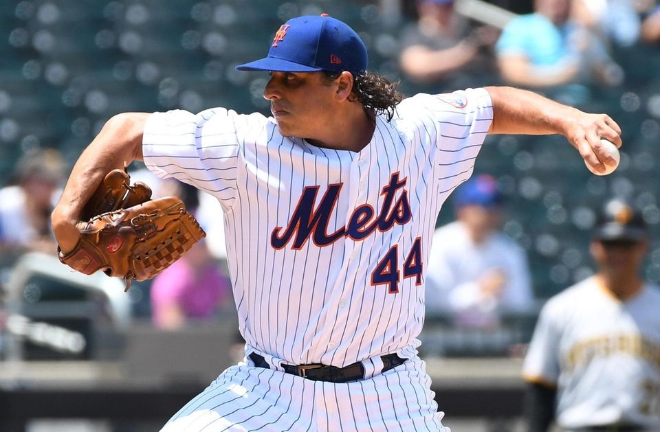 Mets starting pitcher Jason Vargas delivers a pitch