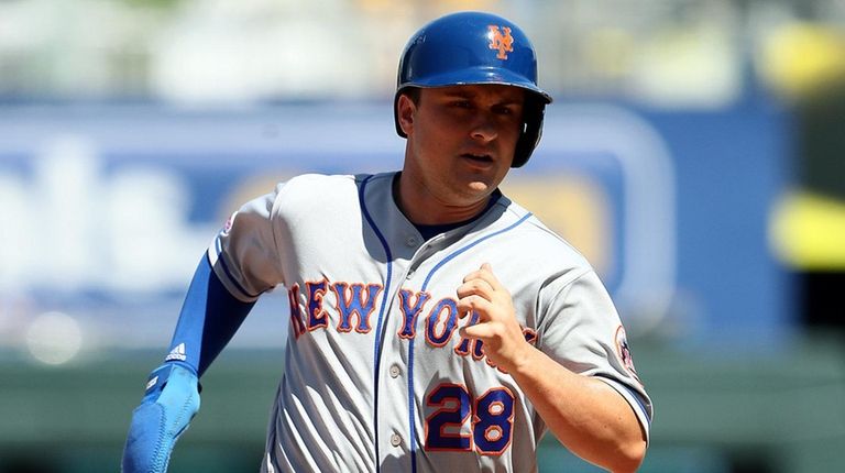 The Mets' J.D. Davis sprints toward third base