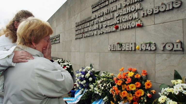 Second World War veteran Galina Kasimirowna Ganysh weeps