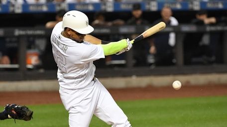 Juan Lagares grounds out against the Braves during