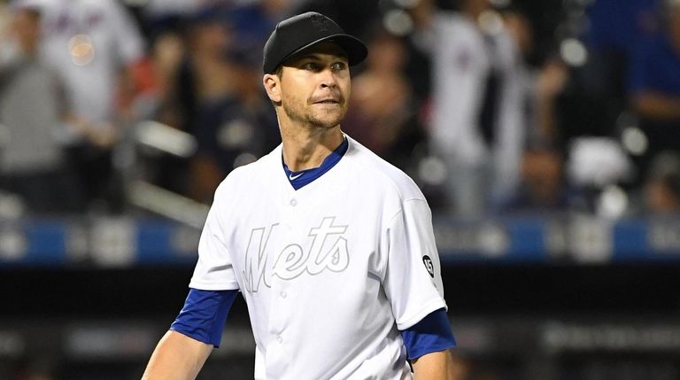 Mets starting pitcher Jacob deGrom looks at the