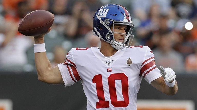 Giants quarterback Eli Manning throws the ball during