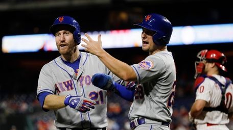 New York Mets' Todd Frazier, left, celebrates with