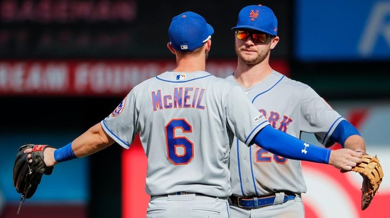 New York Mets third baseman Jeff McNeil (L)