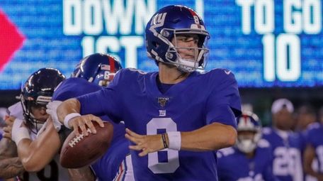 Giants quarterback Daniel Jones drops back to pass