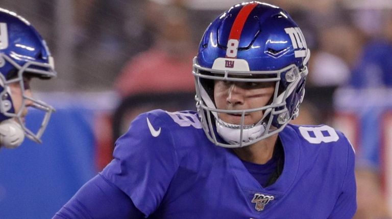 Giants quarterback Daniel Jones looks to hand off