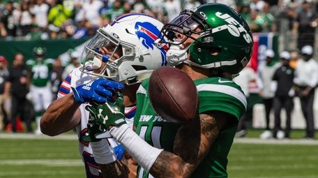 Jets wide receiver Robby Anderson misses a pass