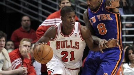 Chicago Bulls' Jimmy Butler (21) drives around New
