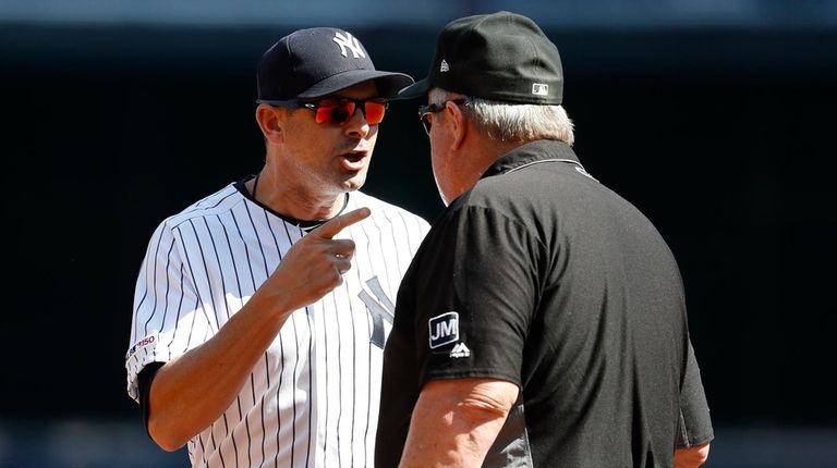Yankees manager Aaron Boone argues with third base