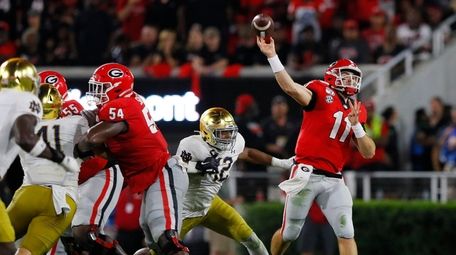 Jake Fromm #11 of the Georgia Bulldogs throws