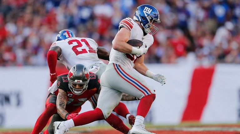 Giants rookie linebacker Ryan Connelly looks for running