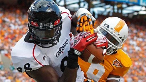 Cincinnati's Adrien Robinson (88) catches a pass for