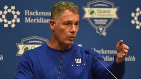 Giants head coach Pat Shurmur speaks with the