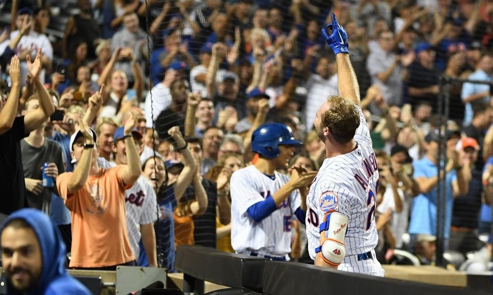Mets' Pete Alonso reacts to fans after he