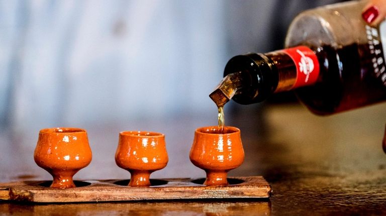 A flight of Moonshine is served in Portuguese