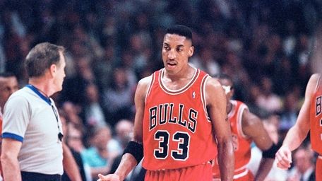 Chicago Bulls’ Scottie Pippen argues with referee Bill