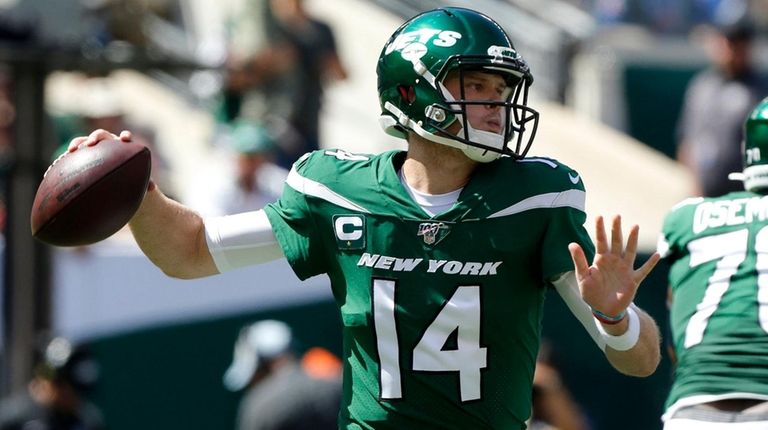 Sam Darnold of the Jets throws a pass