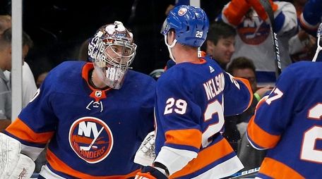 Semyon Varlamov #40, Brock Nelson #29 and Anders