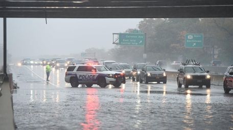 Westbound Sunrise Highway between Exits 46 and 45
