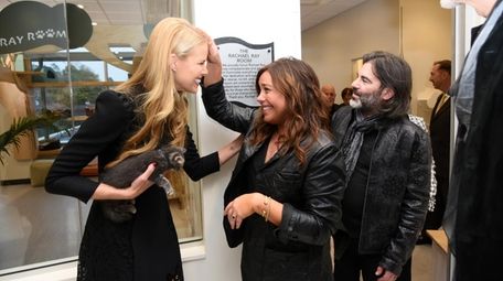 Beth Stern surprises Rachael Ray with a room