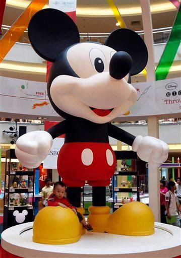 giant mickey mouse statue