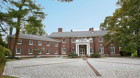 The 10-bedroom, 7.5-bathroom Georgian-style Muttontown house was designed
