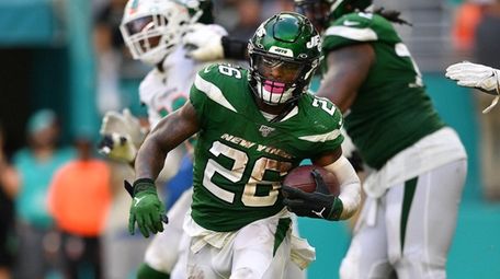 Le'Veon Bell #26 of the Jets runs with