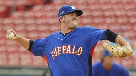 The Bisons' Matt Harvey throws to a Mud