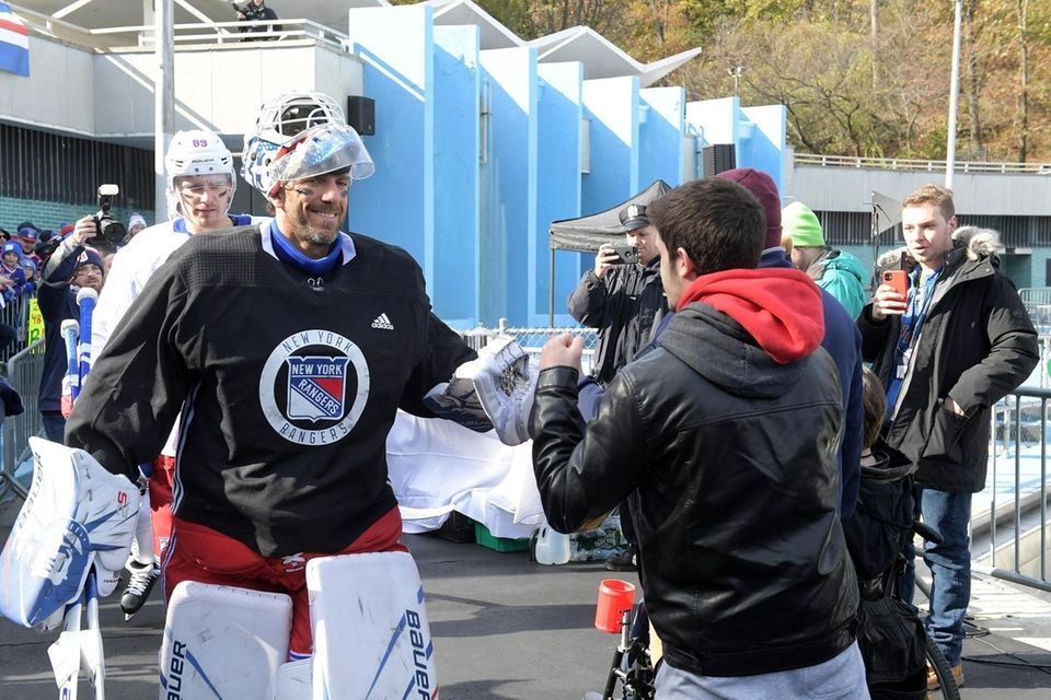 Henrik Lundqvist, goaltenter for the NY Rangers greeting