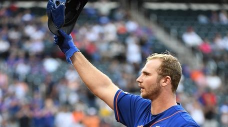 New York Mets' Pete Alonso tips his helmet