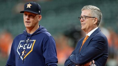 Astros manager AJ Hinch talks with GM Jeff