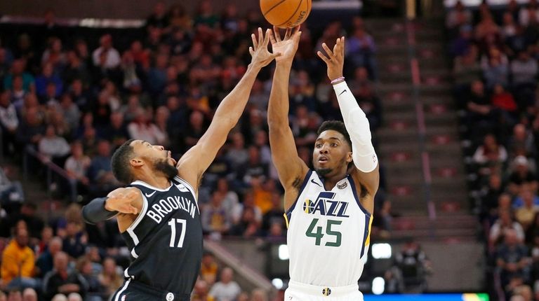 Utah Jazz guard Donovan Mitchell, right, who had