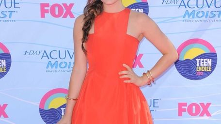 Lucy Hale arrives at the Teen Choice Awards